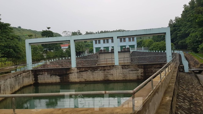 Ở ngay phía trước nhà máy nước sông Đà.