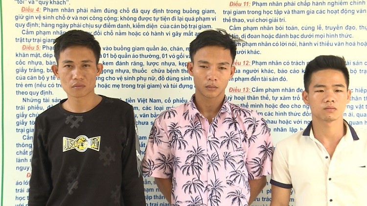 3 đối tượng bắt, nhốt 13 nữ tiếp viên trái pháp luật
