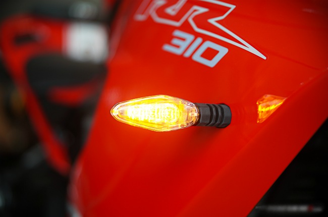 Xe có thiết kế nhiều nét hao hao với các dòng xe CBR và Ducati. Hai bên yếm là bộ đèn xi-nhan hình quả nhót.