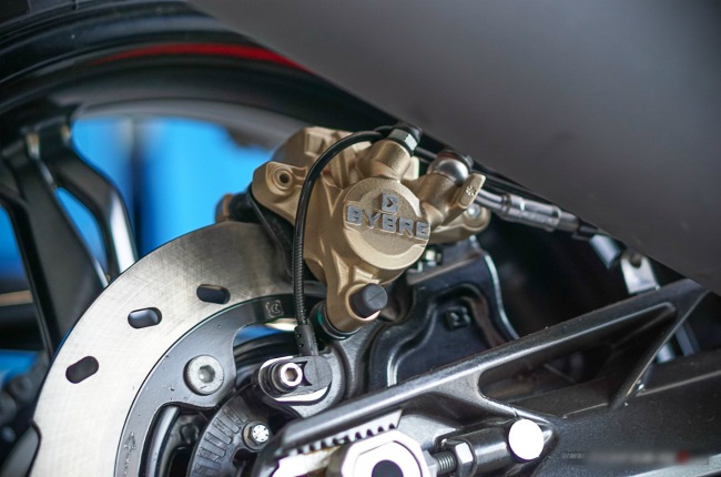 Kẹp phanh sau với 1 piston nén.