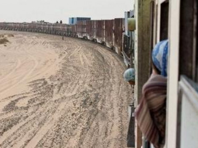 Du lịch - Xuyên sa mạc Sahara trên đoàn tàu hoả dài nhất thế giới