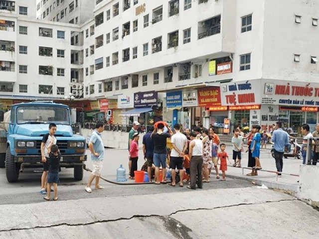 Tin tức trong ngày - Người dân Linh Đàm xếp hàng chia nước sạch như chia gạo thời bao cấp