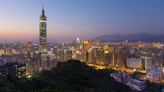 Tháp 101, Đài Bắc, đây là một trong những tòa tháp cao nhất thế giới, đứng ở bất cứ nơi nào tại Đài Bắc bạn đều có thể nhìn thấy nó.
