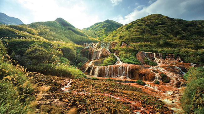 Thác vàng, Ruifang: Nằm ở Ruifeng, Thác Vàng được đặt tên theo sườn đồi màu vàng bên dưới thác nước.
