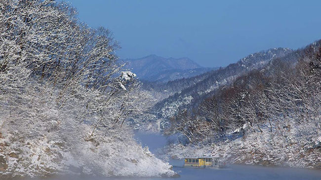 Hồ Soyang: Biệt danh của Soyang là "biển trên đất liền". Đây là một điểm nóng để câu cá trên băng và hồ nước ở tỉnh Gangwon này rất nổi tiếng bởi sự yên tĩnh  cũng như có phong cảnh tuyệt đẹp.
