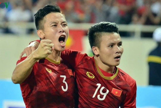 Quế Ngọc Hải và Quang Hải ăn mừng bàn thắng vào lưới Malaysia