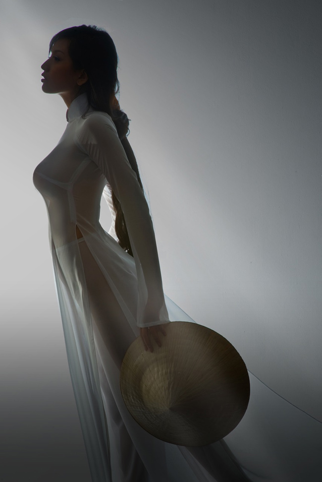 Hoa hậu Mai Phương Thúy cũng từng bị dân mạng chỉ trích vì làm mất hình ảnh vốn có của áo dài. 