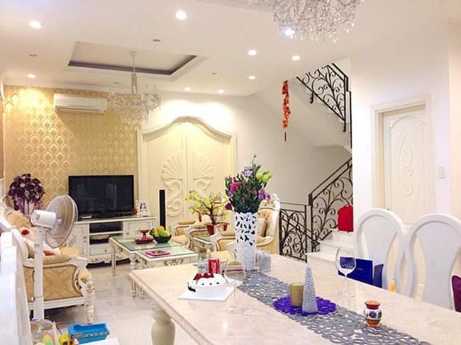 Không gian bên trong căn biệt thự cũ cũng lộng lẫy, sang trọng không kém biệt thự &#34;siêu to khổng lồ&#34; mới. Ngoài ra, nam ca sĩ cũng sở hữu xế hộp cao cấp, thường xuyên thay đổi xe theo ý thích.&nbsp;
