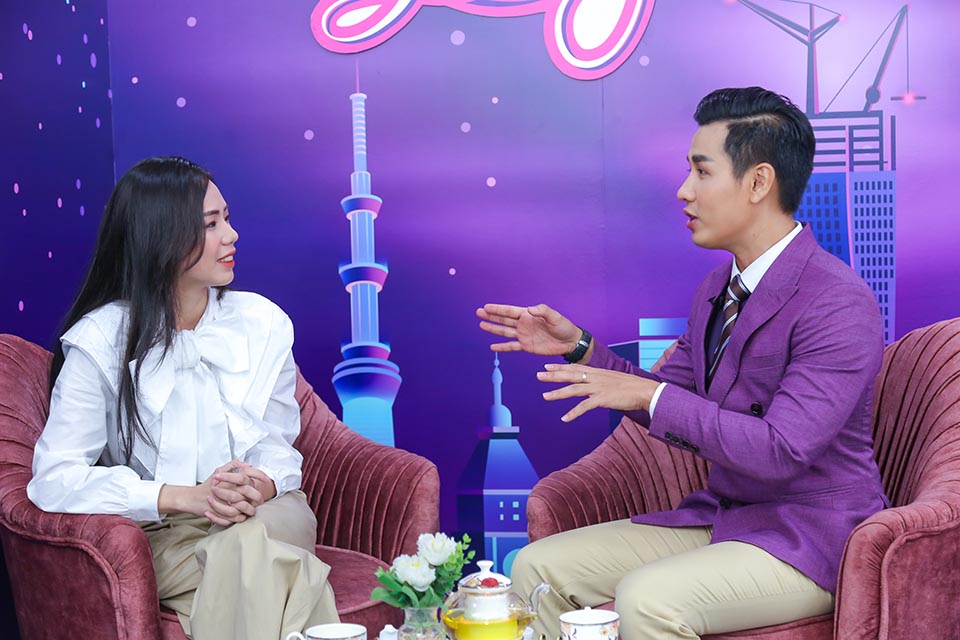 Hương Ly và MC Nguyên Khang trong talkshow