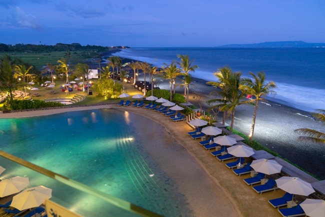 Resort có các hạng phòng khác nhau trong đó có phòng suite, còn villa có bể bơi riêng.