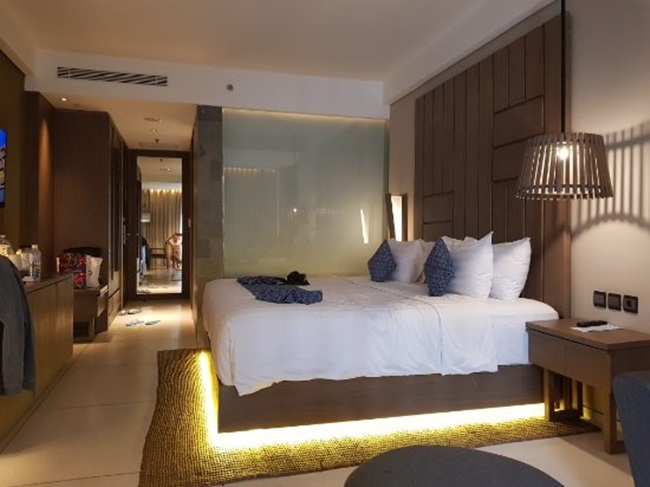 Mức giá phòng ở đây đắt nhất là villa với bể bơi có giá khoảng 2.961.433  Rupiah Indonesia/đêm/2 người (~4,8 triệu đồng), còn phòng rẻ nhất là phòng Resort có giá là  1.179.799 Rupiah Indonesia/đêm/2 người...(~1,9 triệu đồng).