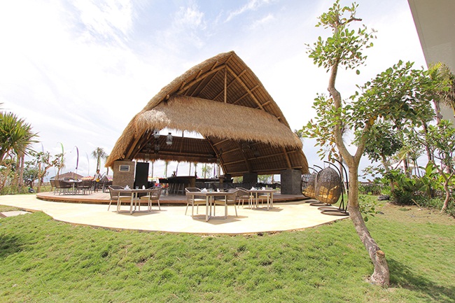Bên trong resort có Tirta Spa & Sauna cung cấp dịch vụ spa, trị liệu cơ thể với sự hướng dẫn của các nhà trị liệu nổi tiếng nhất Bali, phòng tập yoga yên tĩnh, phòng tập gym rộng rãi. 