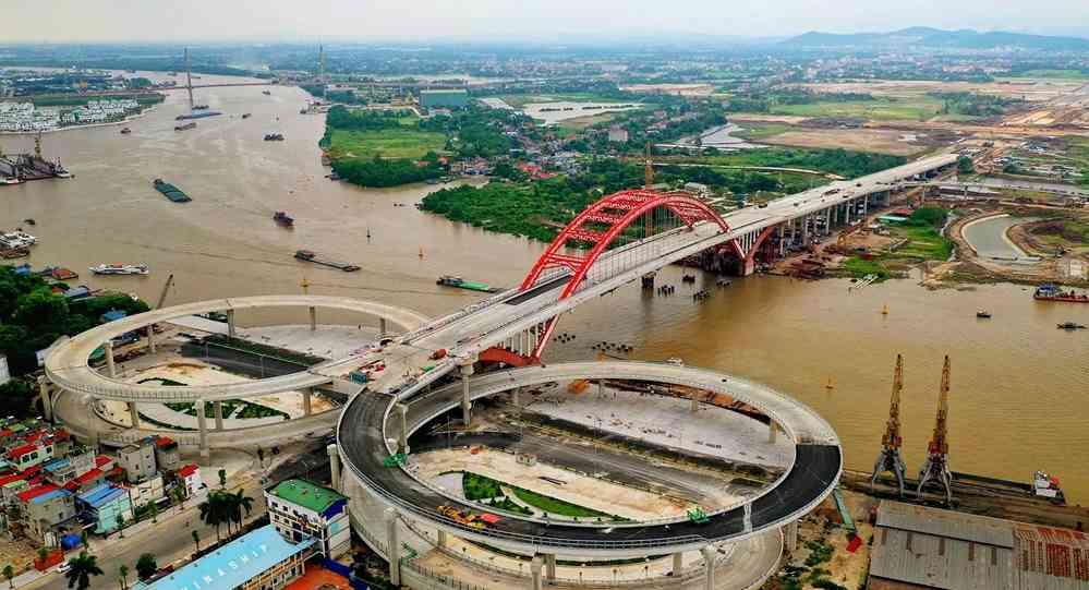 Vòm chính của cầu Hoàng Văn Thụ có kết cấu ống thép nhồi bê tông nhịp 200m là vòm nhịp lớn nhất Việt Nam hiện nay.
