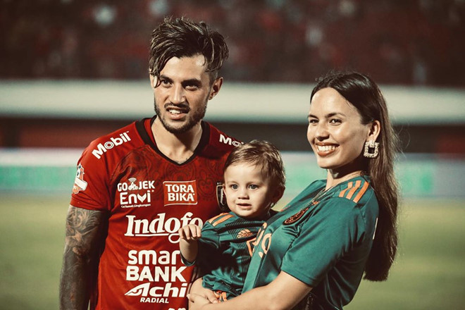 Ngoài sự nghiệp sân cỏ, Lilipaly còn
được nhiều người ngưỡng mộ vì có cuộc sống hạnh phúc bên vợ và 2
con. Trên trang cá nhân 1 triệu người theo dõi, chân sút 29 tuổi
thường xuyên khoe ảnh chụp cùng bà xã và các con.