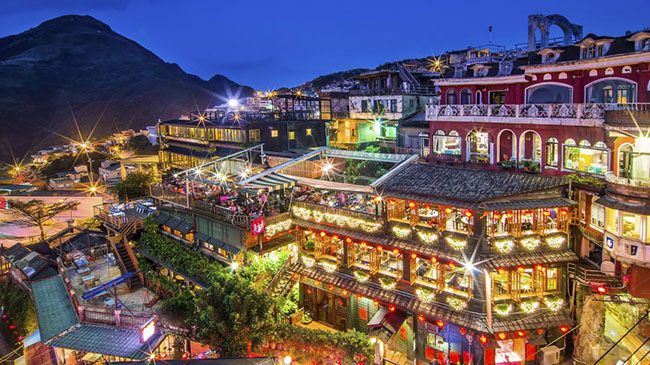 Jiufen, Thành phố Đài Bắc mới: Từng là một thị trấn khai thác vàng trên sườn đồi yên tĩnh, Jiufen và những con hẻm uốn khúc cùng các cầu thang hẹp đã trở nên nổi tiếng đối với khách du lịch quốc tế vì nó giống như ngôi làng trong bộ phim hoạt hình nổi tiếng "Spirited Away".
