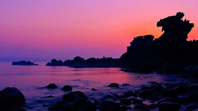 Yongduam: Yongduam, có nghĩa là "đá đầu rồng", là địa điểm không thể bỏ qua đối với khách du lịch đến đảo Jeju.
