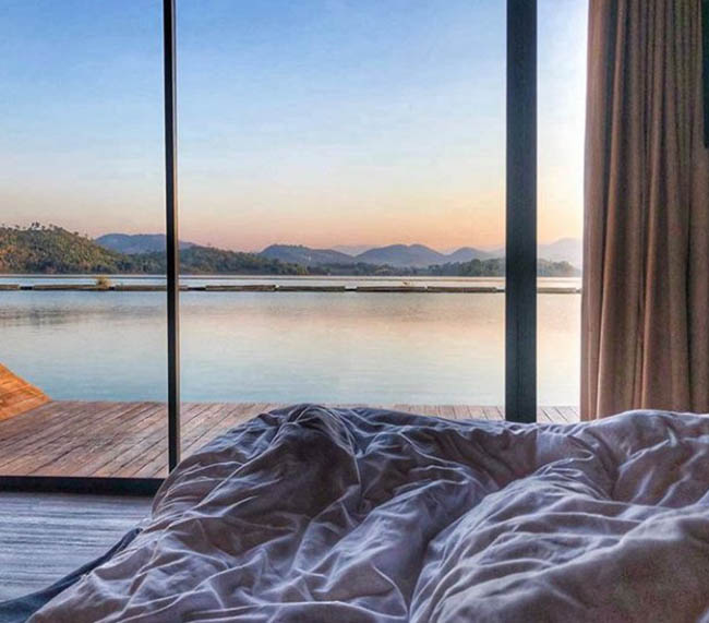 6.Mỗi căn phòng đều có một mái hiên riêng, sáng thức dậy du khách sẽ tận hưởng ánh sáng bình minh tuyệt đẹp nhìn ra bờ hồ và dãy núi trước mặt.
