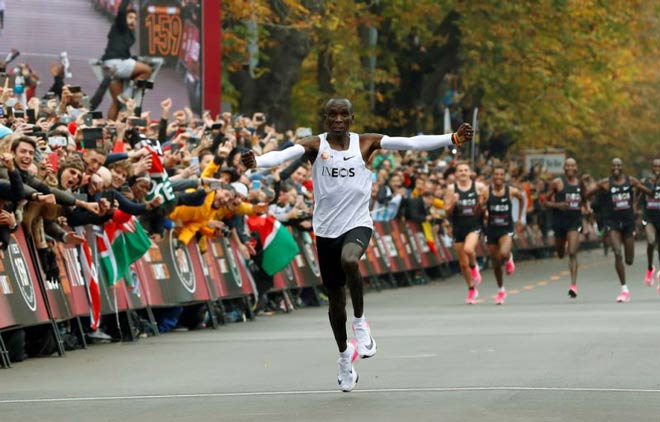Eliud Kipchoge xô đổ cột mốc thời gian chạy marathon vào ngày 12/10/2019