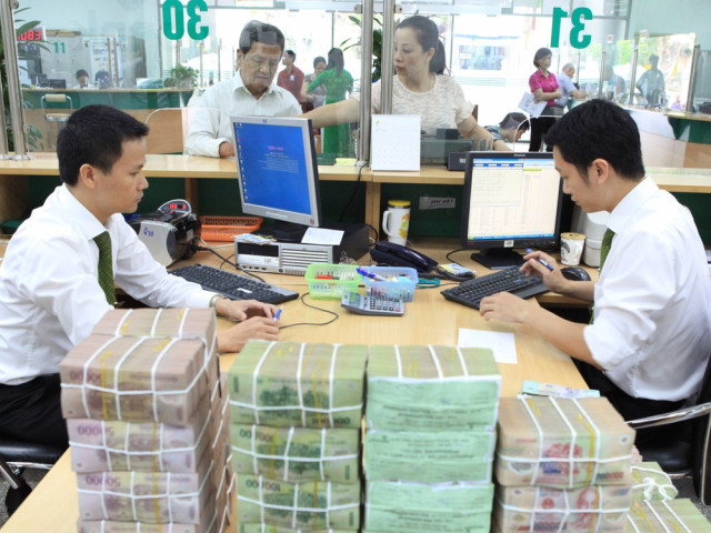 Kinh doanh - Thực chất của việc lãi suất VND giảm chỗ này, tăng vọt chỗ kia