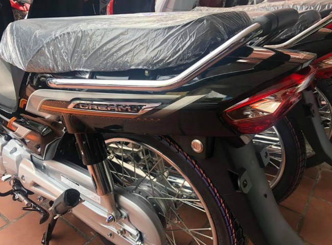 Theo đánh giá của nhiều người thì bản 2020 Honda Dream có những đổi mới theo hướng trẻ hóa từ đầu tới cuối xe.