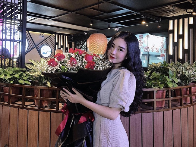Nhiều người nhận định, bạn gái Đức Chinh đang là gương mặt mới được các thương hiệu yêu thích hơn hẳn so với bạn gái của Quang Hải hay Duy Mạnh.