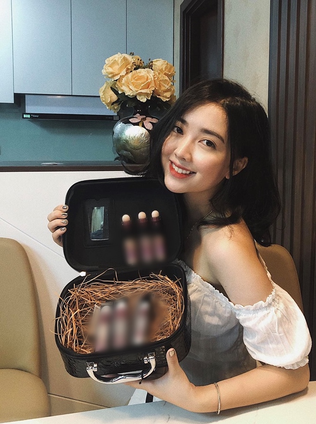 Dù còn ngồi trên ghế nhà trường song cô nàng có cuộc sống sang chảnh, thường check-in ở những địa điểm nổi tiếng.