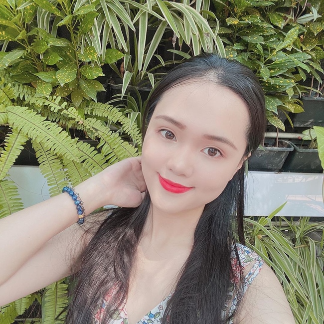 Thời gian gần đây, trang cá nhân của bạn gái Duy Mạnh đăng tải khá nhiều quảng cáo cho các thương hiệu mà cô hợp tác. Tuy nhiên, tần suất đăng bài của Quỳnh Anh không dày đặc như Mai Hà Trang.