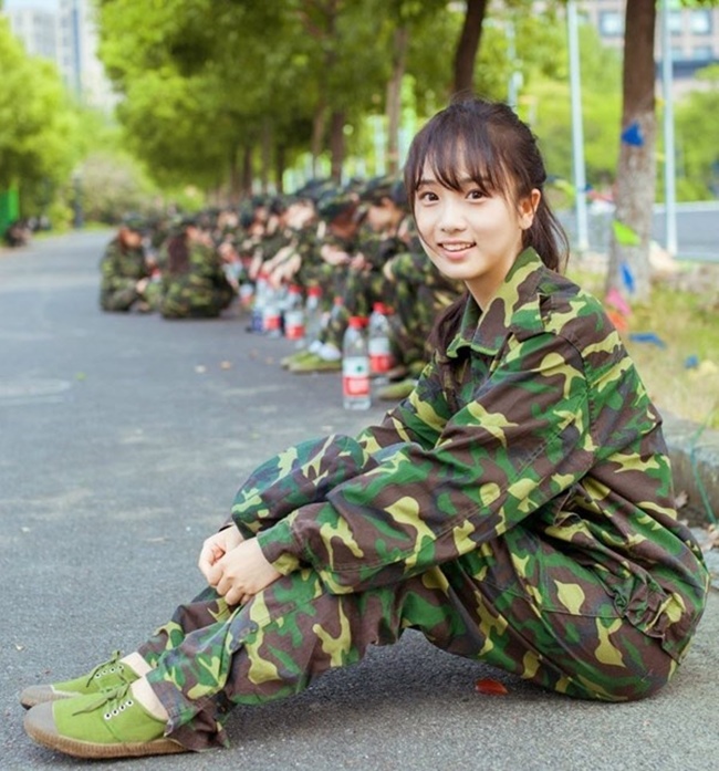 Đồng phục quân sự của học sinh, sinh viên Trung Quốc nổi bật với họa tiết rằn ri đặc trưng. 