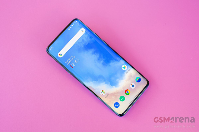 OnePlus 7T Pro với cạnh uốn cong.