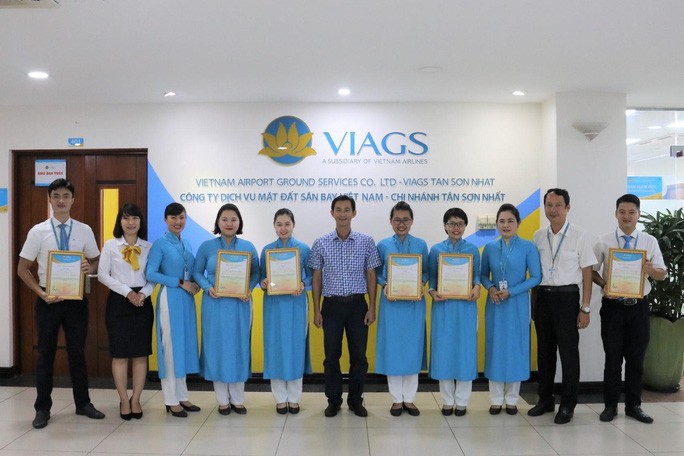 VIAGS TSN tuyên dương CBNV có thành tích ngăn chặn kịp thời khách xuất cảnh trái phép - Ảnh: VIAGS