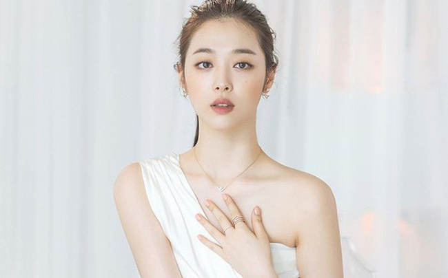 Trước khi qua đời, Sulli được mến mộ bởi giọng hát hay, diễn xuất tốt.