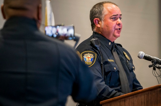 Phát ngôn viên sở cảnh sát Fort Worth nói viên sỹ quan nổ súng trước khi thông báo rằng anh ta là cảnh sát.