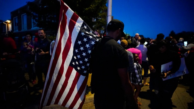 Đám đông tụ tập trước nhà nạn nhân Atatiana Jefferson.