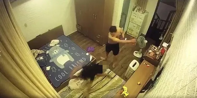 Người đàn ông đã đánh đập dã man vợ mình ngay tại nhà (Ảnh cắt từ clip).
