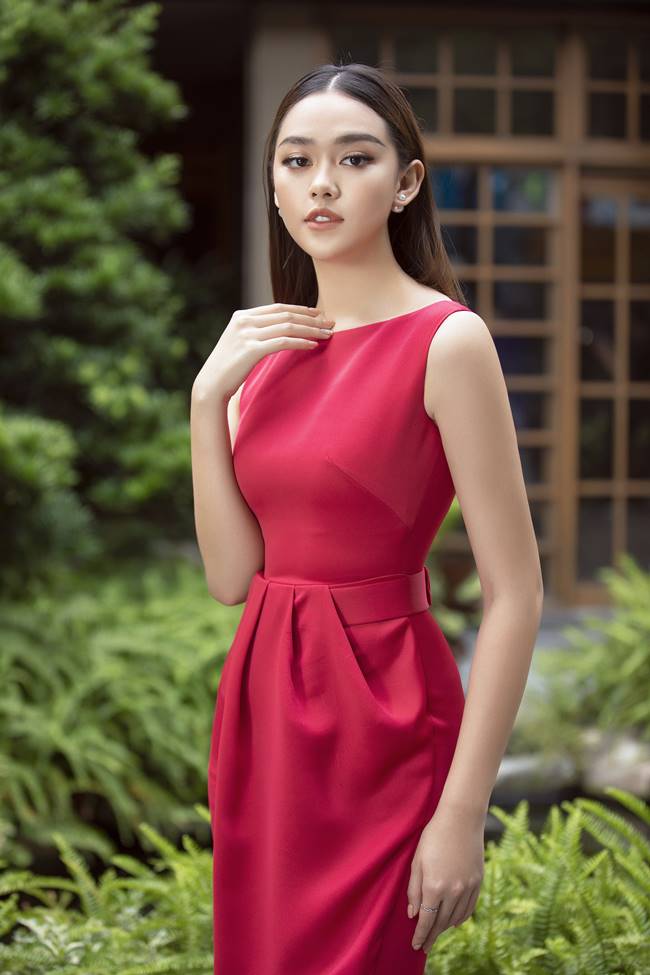 Các thiết kế dành cho dịp cuối năm được gợi ý mặc trong các bữa tiệc cocktail nhẹ nhàng, nhưng luôn nổi bật vì tôn lên được vóc dáng cơ thể một cách tối ưu nhất. Những mẫu váy này, á hậu Tường San có thể mặc trong các hoạt động thường nhật của cuộc thi&nbsp;&nbsp;Miss International 2019.