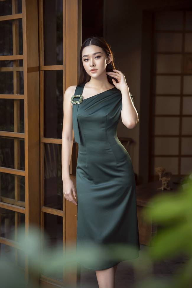 Ngoài ra, các thiết kế&nbsp;sử dụng crepe,&nbsp;linen gấm cao cấp cùng cách tạo dựng form đạt chuẩn, tôn dáng người mặc.&nbsp;