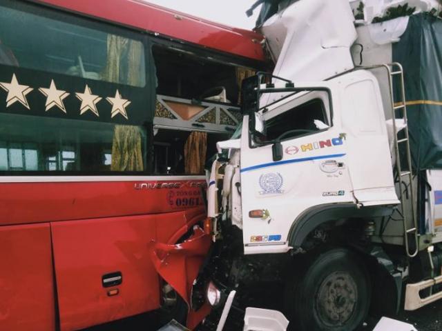 Xe tải nát bét sau cú đấu đầu xe khách, 1 người chết, hàng chục người bị thương