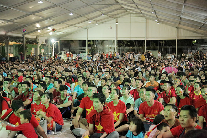 Tối 15/10, cả ngàn người đổ về khu vực&nbsp; Trung tâm thể dục thể thao Hoa Lư (quận 1, TP.HCM) để theo dõi trận đấu giữ tuyển Việt Nam – Indonesia trong khuôn khổ vòng loại World Cup 2022 Châu Á qua màn hình led.
