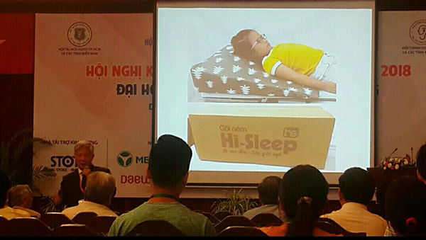 PGS Đặng Xuân Hùng báo cáo hiệu quả của gối nêm Hi-Sleep trước các bác sĩ khu vực phía Nam