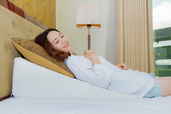 Ngủ nâng cao đầu giường bằng gối nêm Hi-Sleep