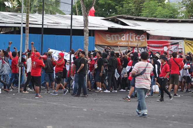 Trực tiếp fan cuồng nhiệt cổ vũ trận Indonesia - Việt Nam: Fan Việt tri ân Xuân Trường - 15