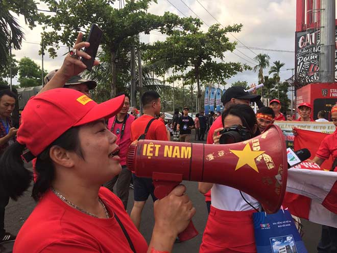 Trực tiếp fan cuồng nhiệt cổ vũ trận Indonesia - Việt Nam: Fan Việt tri ân Xuân Trường - 3