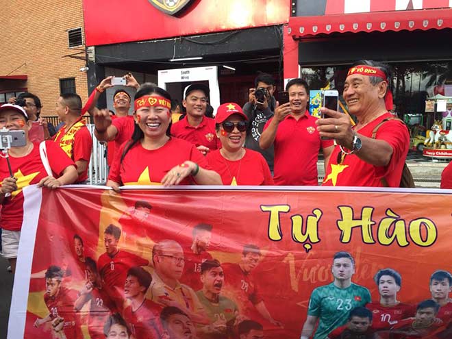Trực tiếp fan cuồng nhiệt cổ vũ trận Indonesia - Việt Nam: Fan Việt tri ân Xuân Trường - 4