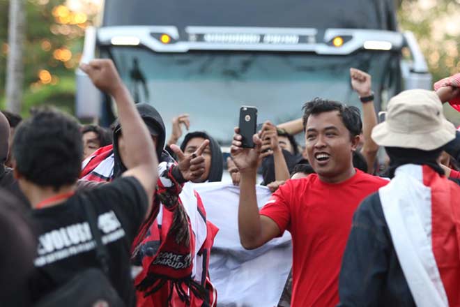 Trực tiếp fan cuồng nhiệt cổ vũ trận Indonesia - Việt Nam: Fan Việt tri ân Xuân Trường - 12