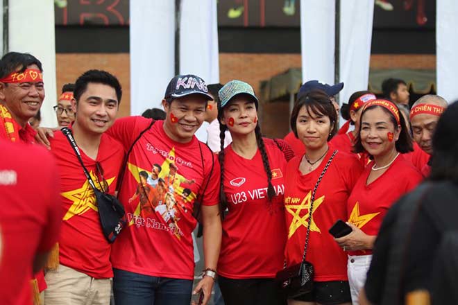 Trực tiếp fan cuồng nhiệt cổ vũ trận Indonesia - Việt Nam: Fan Việt tri ân Xuân Trường - 6