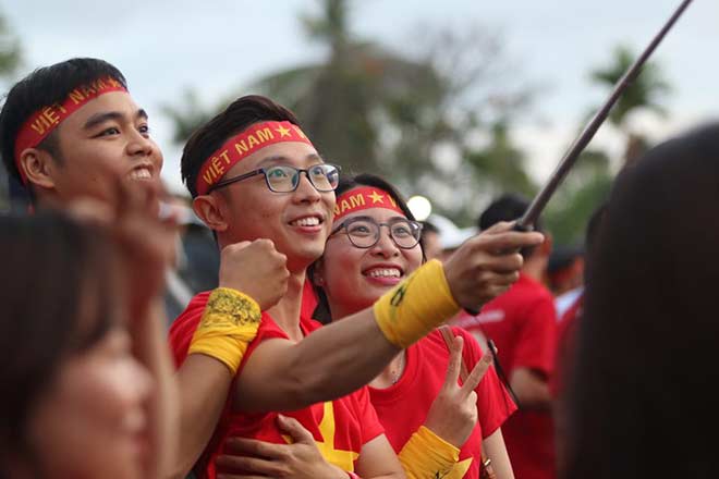 Trực tiếp fan cuồng nhiệt cổ vũ trận Indonesia - Việt Nam: Fan Việt tri ân Xuân Trường - 5