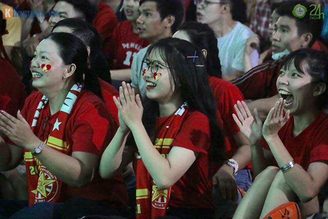Trực tiếp fan cuồng nhiệt cổ vũ trận Indonesia - Việt Nam: Fan Việt tri ân Xuân Trường - 8