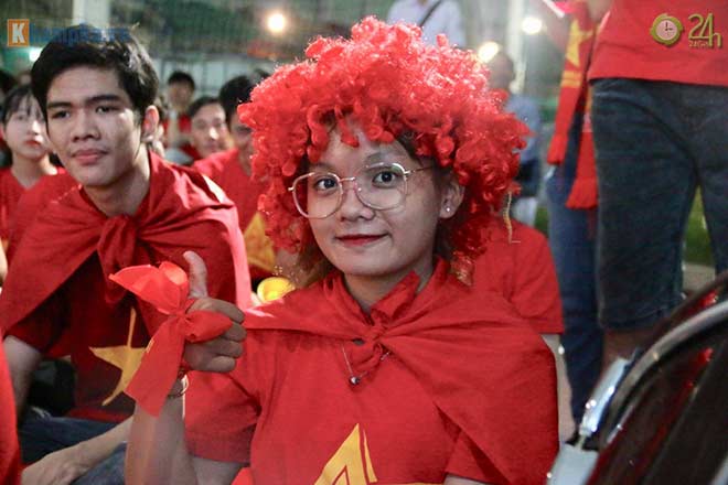 Trực tiếp fan cuồng nhiệt cổ vũ trận Indonesia - Việt Nam: Fan Việt tri ân Xuân Trường - 9