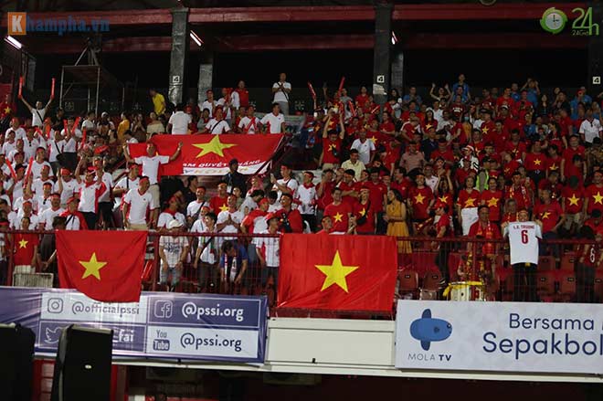 Trực tiếp fan cuồng nhiệt cổ vũ trận Indonesia - Việt Nam: Fan Việt tri ân Xuân Trường - 3