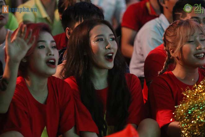 Trực tiếp fan cuồng nhiệt cổ vũ trận Indonesia - Việt Nam: Fan Việt tri ân Xuân Trường - 5